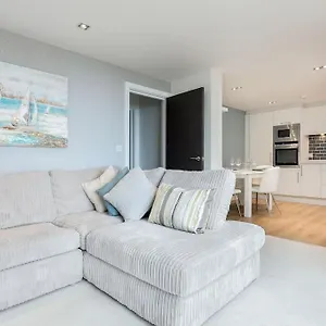 Stunning 2 Bed Apartment, Fabulous Sea View & 2 Minutes To Beach With Parking , Bournemouth United Kingdom