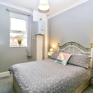 Homely Haven: Spacious 4-bedroom With Free Parking & Fast Wi-fi , Bournemouth United Kingdom