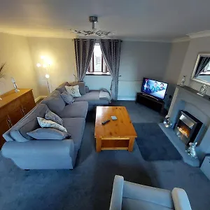 The Farm House: Modern 2-bedroom With Secure Parking In Leeds Holiday home